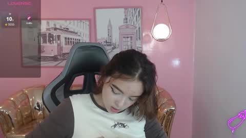 Mia online show from December 21, 2025, 1:18 pm