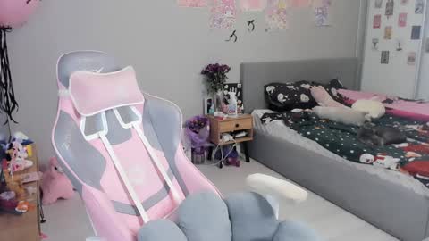 MIA HELP ME REACH 100 LIKES online show from January 22, 2025, 3:07 pm