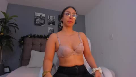 mia_honey23 online show from December 5, 2025, 12:14 pm