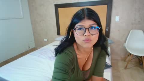 Snapshot of mia_lopez52 chatting on October 2, 2025, 6:15 pm MIALOPEZ . Y . online show from October 2, 2025, 6:15 pm