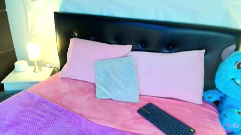 Mia online show from September 18, 2025, 10:34 pm