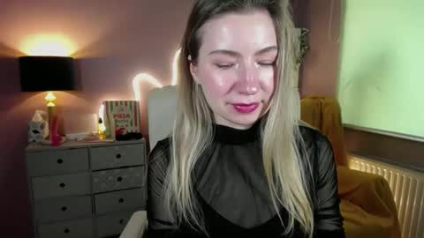 Mia online show from March 12, 2025, 11:09 am