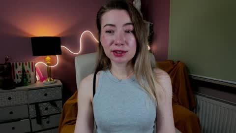 Mia online show from December 17, 2025, 7:36 am