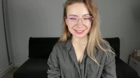 Mia online show from December 21, 2025, 2:35 pm