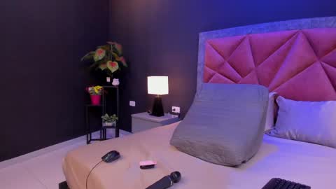 Snapshot of mia_milff chatting on April 5, 2026, 6:05 pm MIA online show from April 5, 2026, 6:05 pm