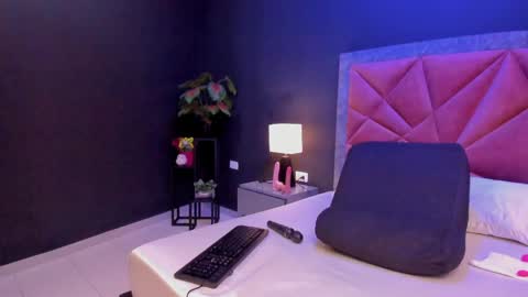 Snapshot of mia_milff chatting on April 19, 2026, 6:32 pm MIA online show from April 19, 2026, 6:32 pm