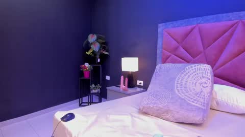 Snapshot of mia_milff chatting on April 22, 2026, 7:04 pm MIA online show from April 22, 2026, 7:04 pm