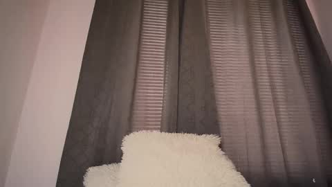 mia independent model online show from October 17, 2025, 2:08 pm