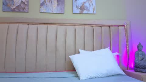 Mia online show from April 15, 2026, 12:12 pm