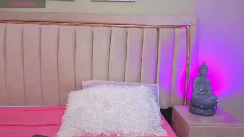 Snapshot of mia_naive chatting on May 7, 2026, 11:26 am Mia online show from May 7, 2026, 11:26 am