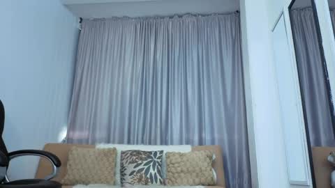 Snapshot of mia_naive chatting on May 27, 2026, 11:51 am Mia online show from May 27, 2026, 11:51 am