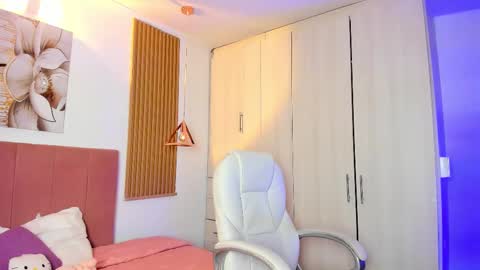 Mia Nevaeh - follow me online show from October 19, 2025, 8:09 pm