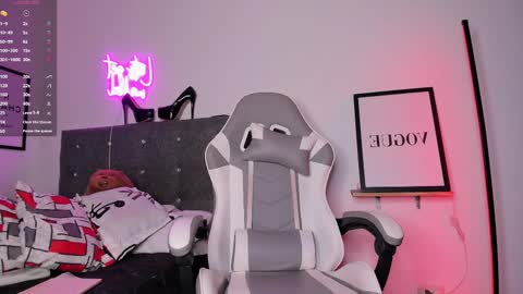 Snapshot of mia_ravenn chatting on February 26, 2025, 10:42 pm Mia online show from February 26, 2025, 10:42 pm