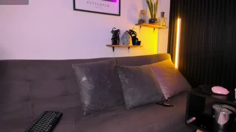 Snapshot of mia_ravenn chatting on May 31, 2026, 1:14 am Mia online show from May 31, 2026, 1:14 am