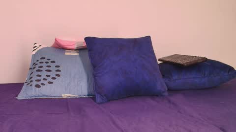 Mia Roush online show from December 17, 2025, 10:54 am