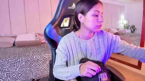 mia rousse25 online show from December 15, 2025, 12:53 pm