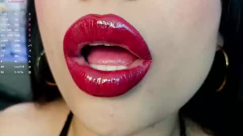 Mia online show from December 1, 2025, 11:10 pm