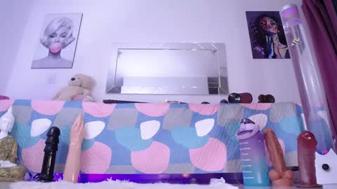 Snapshot of mia_starss chatting on January 8, 2025, 4:12 am Mia online show from January 8, 2025, 4:12 am