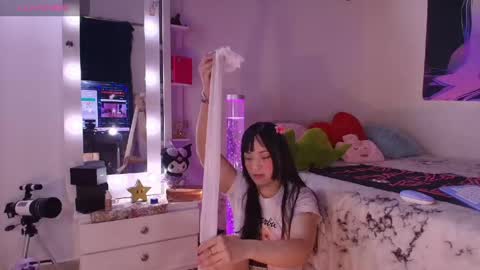 Mia  online show from May 19, 2026, 1:22 am