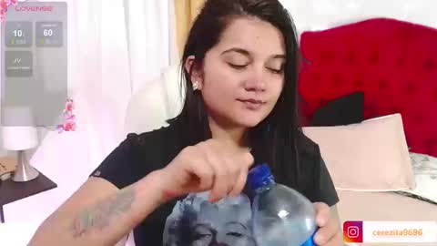 Snapshot of mia_traveluxe chatting on September 23, 2025, 2:03 am Mia online show from September 23, 2025, 2:03 am