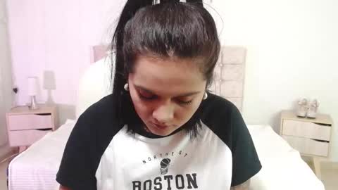 Snapshot of mia_traveluxe chatting on October 15, 2025, 4:01 am Mia online show from October 15, 2025, 4:01 am