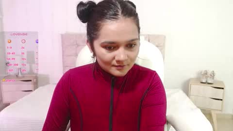 Snapshot of mia_traveluxe chatting on October 18, 2025, 12:35 am Mia online show from October 18, 2025, 12:35 am