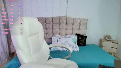 Snapshot of mia_traveluxe chatting on November 14, 2025, 2:10 am Mia online show from November 14, 2025, 2:10 am