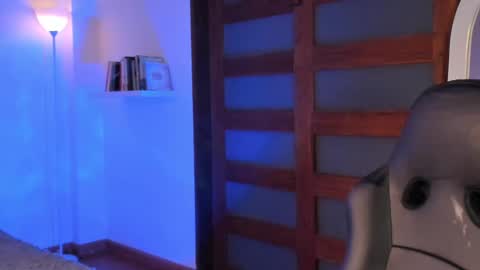 Mia online show from March 11, 2025, 5:16 am