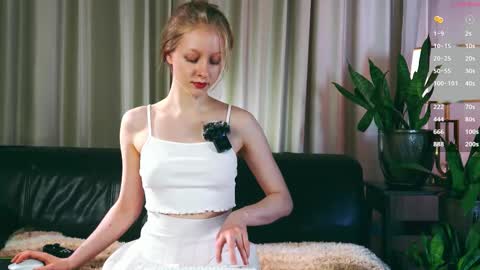 Mia online show from September 19, 2025, 2:51 pm