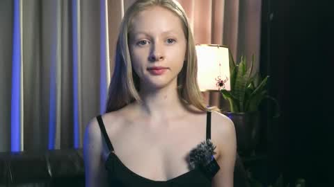 Mia online show from December 19, 2025, 7:10 pm