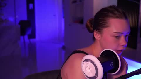 VixenMia online show from December 1, 2025, 3:11 am