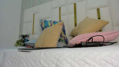 mia_vy online show from April 12, 2026, 3:00 am