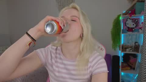 Mia online show from April 21, 2026, 3:35 am