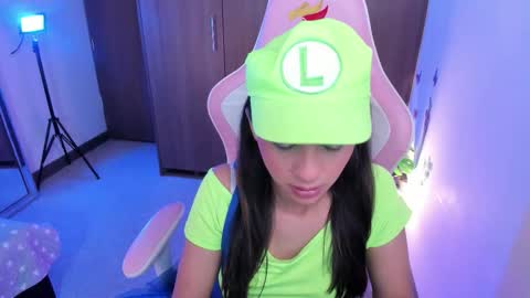 mia  nicolle online show from November 1, 2025, 1:18 am