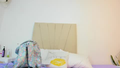 Mia  online show from October 4, 2025, 12:03 pm