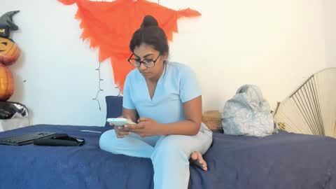 Mia  online show from October 21, 2025, 12:17 pm