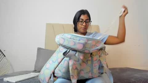 Mia  online show from November 4, 2025, 12:37 pm