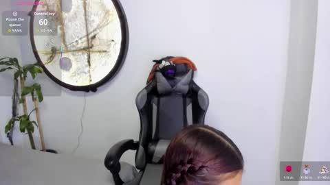 Mia online show from October 4, 2025, 12:03 pm