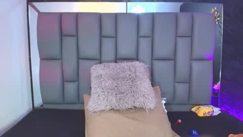 Mia online show from November 18, 2025, 12:09 pm