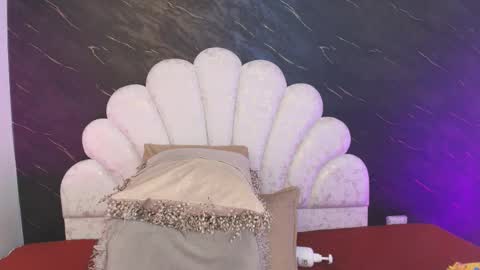 Mia online show from March 26, 2026, 12:11 pm