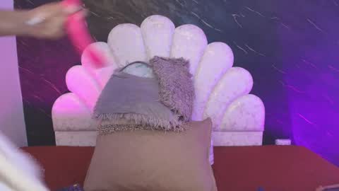 Mia online show from April 21, 2026, 12:11 pm