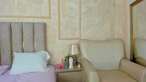 Miaasummer online show from April 7, 2026, 11:32 am