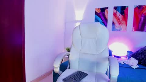 Mia online show from December 4, 2024, 5:00 pm