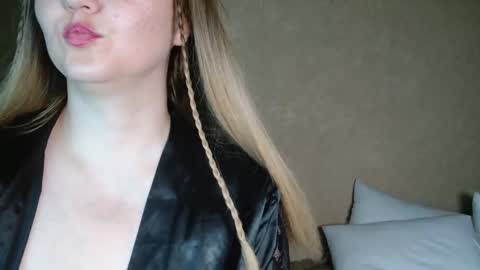 MiaFoxisJa online show from September 19, 2025, 2:07 pm
