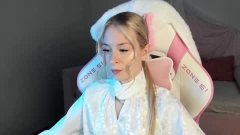 Mia online show from October 14, 2025, 6:20 pm