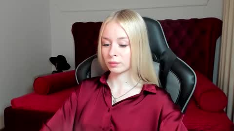 Mia online show from October 20, 2025, 7:14 pm