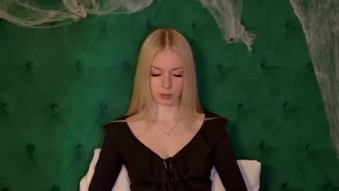 Mia online show from November 5, 2025, 5:24 pm