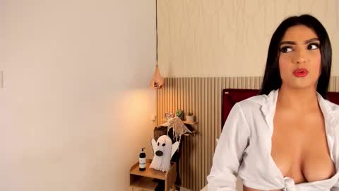 Miah and Bella online show from October 27, 2025, 7:40 pm