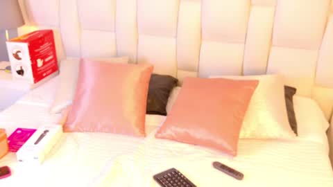 Mia  online show from June 18, 2026, 4:13 am