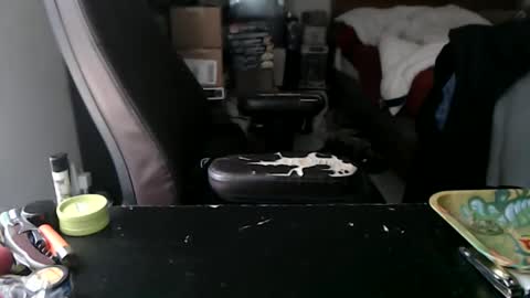 Mark online show from October 12, 2025, 4:39 pm